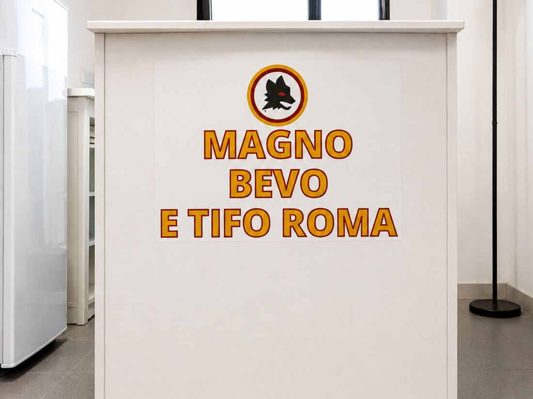 Il bancone della sede con la scritta Magno bevo e tifo Roma