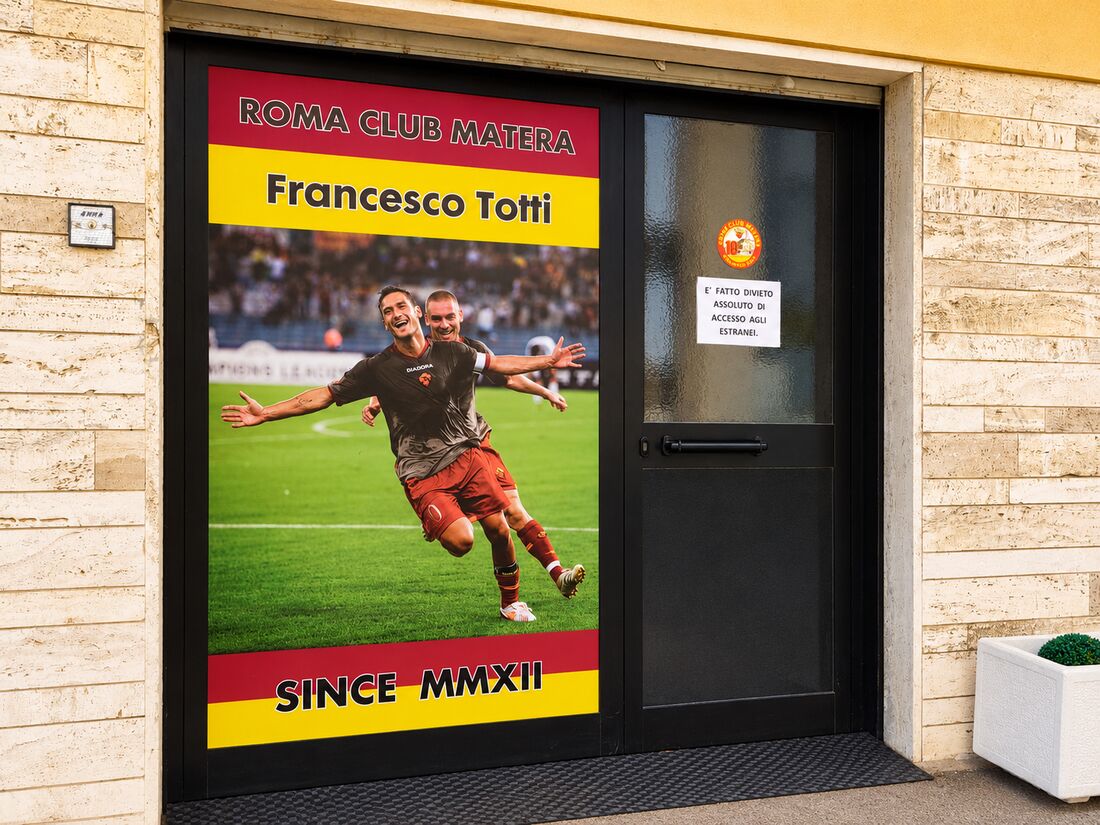 Ingresso della sede del Roma Club Matera Francesco Totti