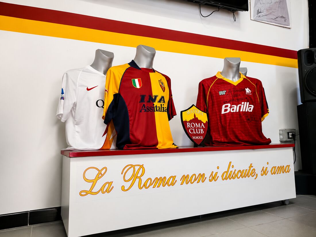 Maglie storiche della Roma esposte nella sede del club