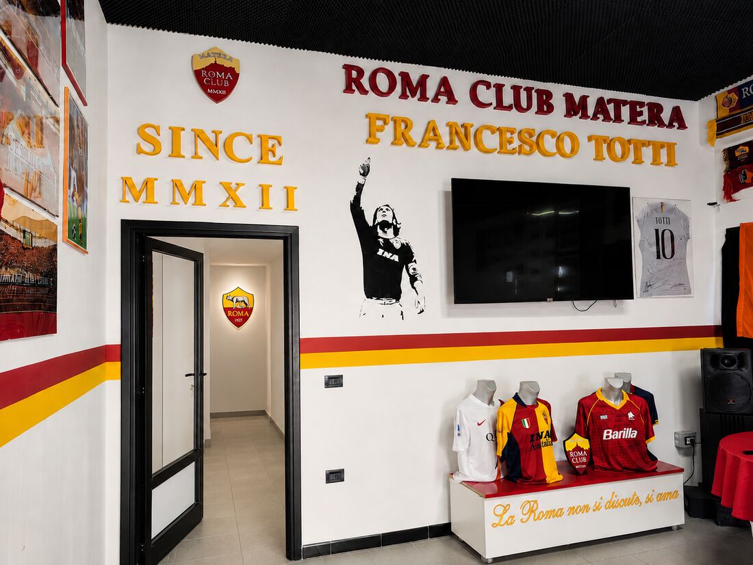 Sala principale della sede con la scritta Roma Club Matera Francesco Totti