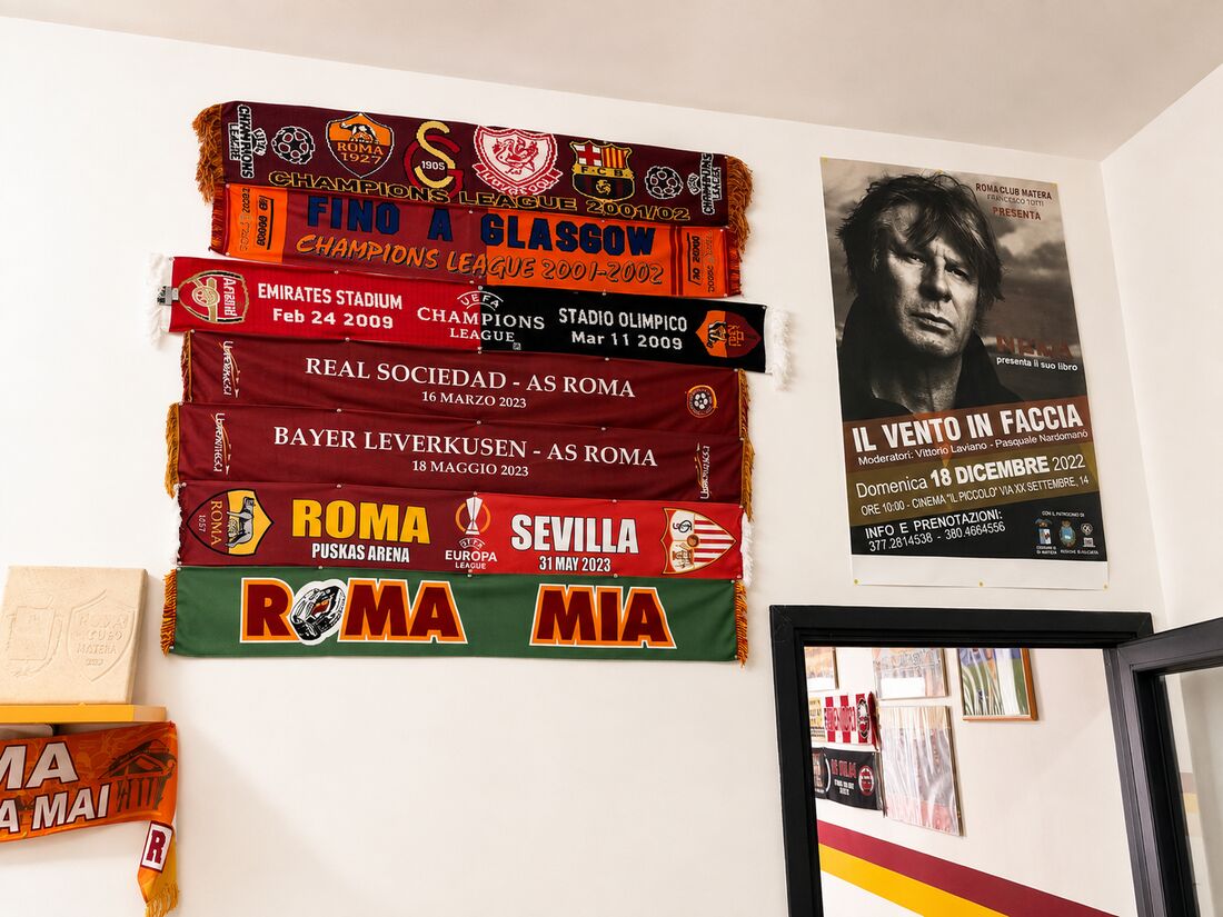 Sciarpe delle finali europee della Roma appese nella sede del club