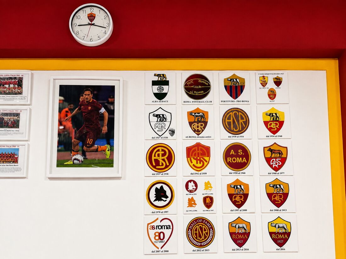 Cornice con gli stemmi storici dell AS Roma nella sede del club